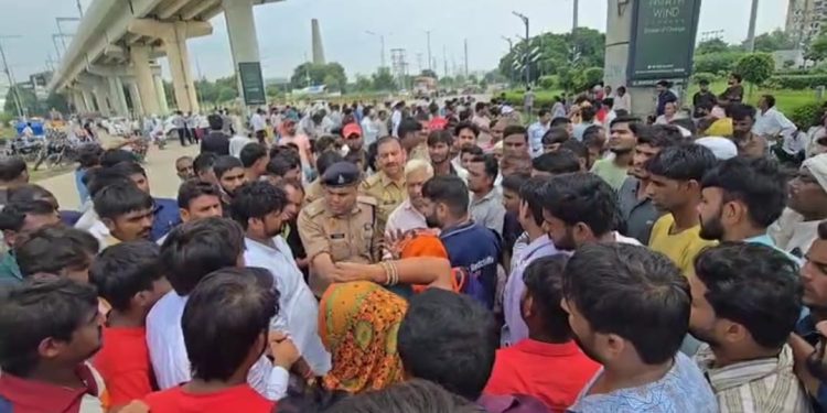 जैतपुर में करंट से मौत के बाद बवाल, परिजनों ने हत्या का आरोप लगाते हुए शव रखकर लगाया जाम