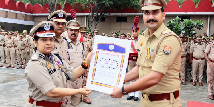79वें स्वतंत्रता दिवस पर पुलिस कमिश्नरेट गौतमबुद्धनगर में ध्वजारोहण, वीरता और सेवा का सम्मान