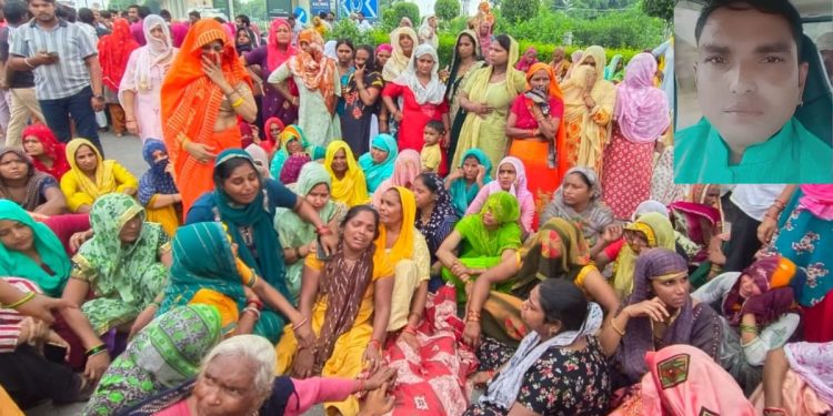 ग्रेटर नोएडा में युवक की संदिग्ध मौत, हत्या का आरोप लगाकर ग्रामीणों ने जाम किया 130 मीटर रोड