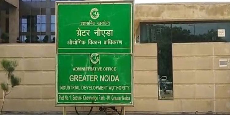 सड़क पर फेका कूड़ा, प्राधिकरण ने कूड़े से ढूढे सबूत, फेंकने वाले पर 1.30 लाख का जुर्माना