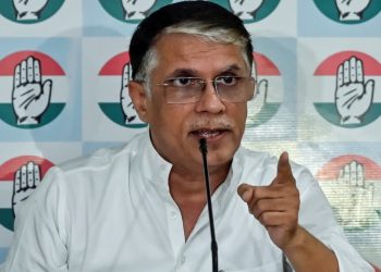 दो वोटर आईडी रखने के लिए कांग्रेस नेता पवन खेड़ा को चुनाव आयोग का नोटिस