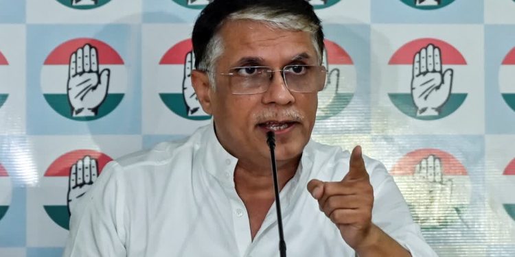 दो वोटर आईडी रखने के लिए कांग्रेस नेता पवन खेड़ा को चुनाव आयोग का नोटिस