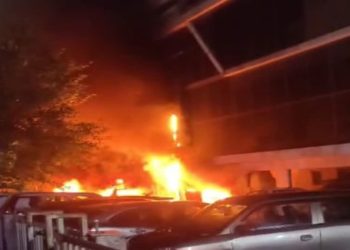 नोएडा में खड़ी गाड़ी में चिंगारी के बाद कार शोरूम में लगी भीषण आग, आठ गाड़ियां जली