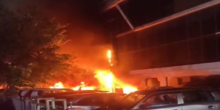 नोएडा में खड़ी गाड़ी में चिंगारी के बाद कार शोरूम में लगी भीषण आग, आठ गाड़ियां जली