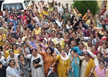 TET अनिवार्यता के खिलाफ यूपी के शिक्षकों का विरोध, आज से काली पट्टी बांधकर पढ़ाएंगे टीचर्स