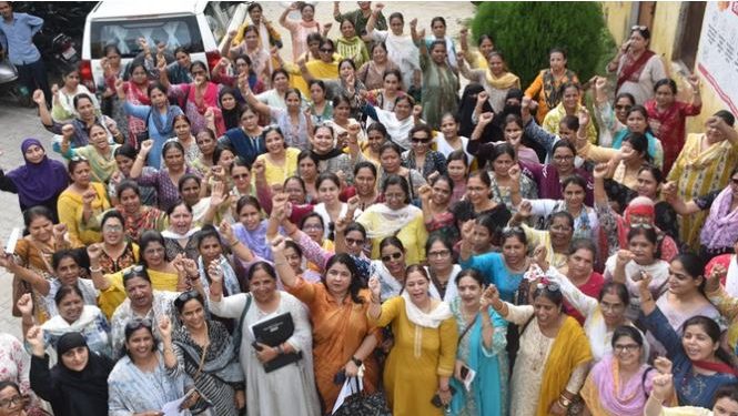 TET अनिवार्यता के खिलाफ यूपी के शिक्षकों का विरोध, आज से काली पट्टी बांधकर पढ़ाएंगे टीचर्स