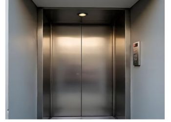 ग्रेटर नोएडा वेस्ट की सोसायटी में फंसी लिफ्ट, 15 मिनट तक अटकी रही 8 लोग की जान