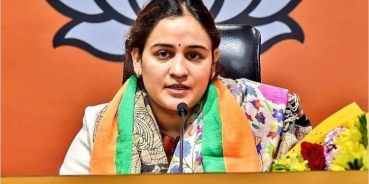 अपर्णा यादव की मां सहित 5 पर FIR, जमीन घोटाले में लखनऊ पुलिस का एक्शन