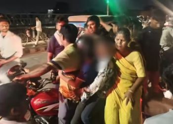 घबराकर रोते रहे बच्चे, दोनों को यमुना में फेंकने ही वाला था पिता, फिर…