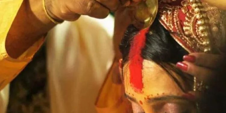 60 साल के बुजुर्ग ने मंदिर में नाबालिग की मांग में जबरन भरा सिंदूर, जंगल ले जाकर किया रेप