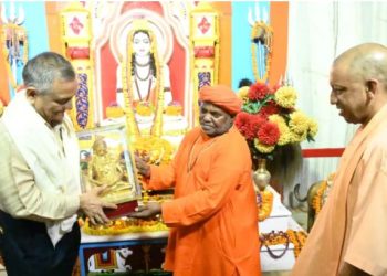 CDS जनरल अनिल चौहान ने गोरखनाथ मंदिर में किए दर्शन, CM योगी भी रहे मौजूद