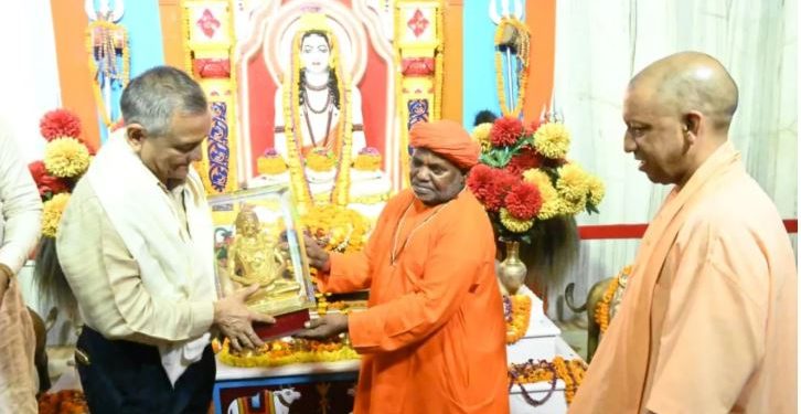 CDS जनरल अनिल चौहान ने गोरखनाथ मंदिर में किए दर्शन, CM योगी भी रहे मौजूद