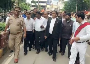 वाराणसी कचहरी में पिटे दारोगा, वकीलों ने दौड़ा-दौड़ाकर मारा; हालत नाजुक… पति को देख बेसुध हुई पत्नी