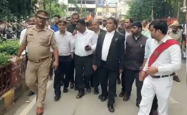 वाराणसी कचहरी में पिटे दारोगा, वकीलों ने दौड़ा-दौड़ाकर मारा; हालत नाजुक… पति को देख बेसुध हुई पत्नी