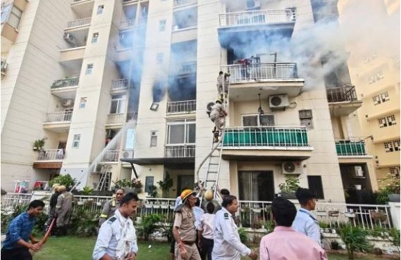 नोएडा की सनवर्ल्ड वनालिक सोसायटी के फ्लैट में आग लगने से हड़कंप, शॉर्ट सर्किट से उठी लपटों से सब राख