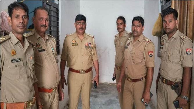 ग्रेटर नोएडा में अवैध संबंध के शक में पत्नी की हत्या, चाकू से गोदकर उतारा मौत के घाट