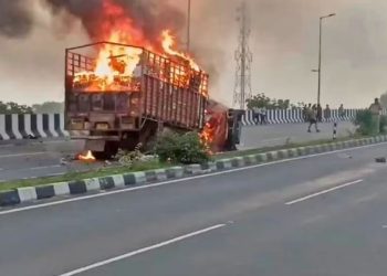 अलीगढ़ में भीषण हादसा; कार-ट्रक की टक्कर के बाद लगी आग, महिला समेत 5 जिंदा जले