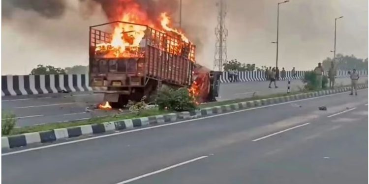 अलीगढ़ में भीषण हादसा; कार-ट्रक की टक्कर के बाद लगी आग, महिला समेत 5 जिंदा जले