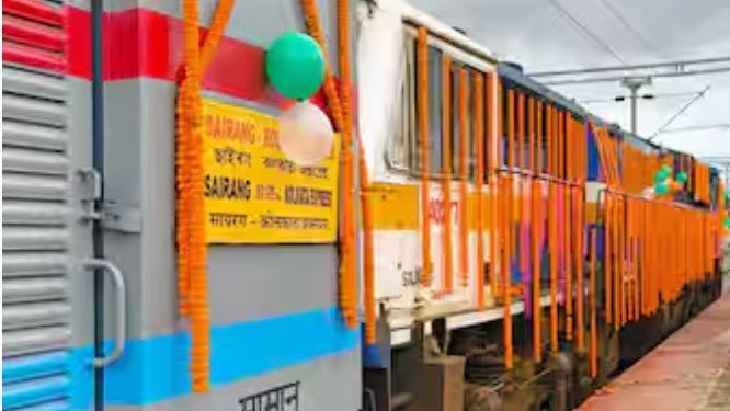 मिजोरम में पीएम मोदी ने रेल लाइन का किया उद्घाटन, तीन ट्रेनों को दिखाई हरी झंडी