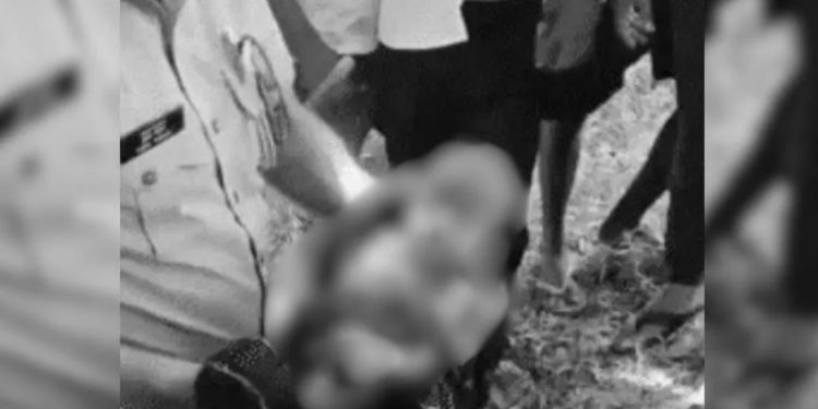 मिट्टी के ढेर से आई रोने की आवाज, देखा तो जिंदा दफन थी नवजात… लोगों में आक्रोश, सख्त एक्शन की मांग