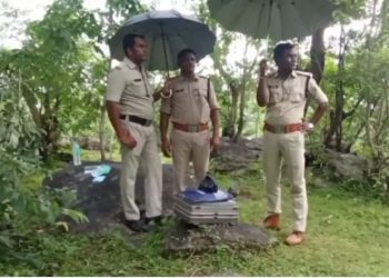 हत्या या खुदकुशी? जंगल में पत्नी की लाश जमीन पर, पति की पेड़ से झूलती मिली