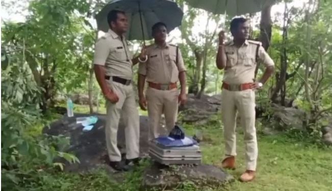 हत्या या खुदकुशी? जंगल में पत्नी की लाश जमीन पर, पति की पेड़ से झूलती मिली