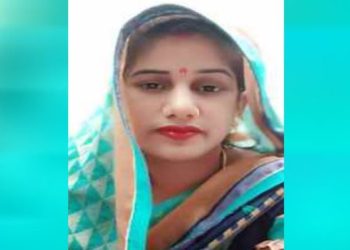 शोहदे ने साथियों के साथ महिला को पेट्रोल डालकर जलाया, मौत