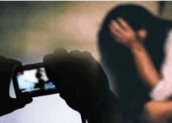 बच्चे की गर्दन पर रखा चाकू, महिला के कपड़े उतरवाकर बनाया अश्लील वीडियो; नोएडा में डिलीवरी ब्वॉय गिरफ्तार