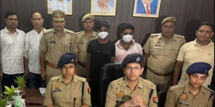 नोएडा में 50 लाख की खैर की लकड़ी बरामद, दो तस्कर गिरफ्तार, केले की सप्लाई में छुपाकर कर रहे थे तस्करी