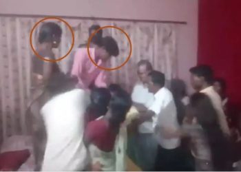 ‘समोसा लेते आना’… पति बाजार से लाना भूल गया, पत्नी ने बुला ली पंचायत, मां-बेटे को पिटवाया