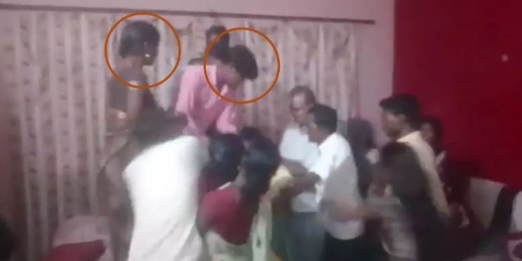 ‘समोसा लेते आना’… पति बाजार से लाना भूल गया, पत्नी ने बुला ली पंचायत, मां-बेटे को पिटवाया