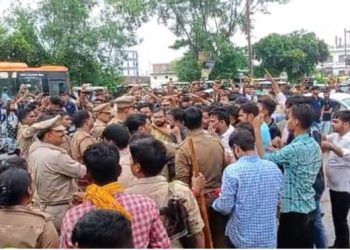 ABVP कार्यकर्ताओं पर लाठीचार्ज मामले में 4 पुल‍िसकर्मी सस्‍पेंड, CM योगी को र‍िपोर्ट सौंपे जाने के बाद हुई कार्रवाई