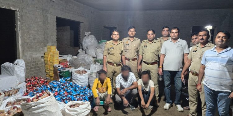बोड़ाकी गांव के चल रही अवैध पटाखा फैक्ट्री का पुलिस ने किया भंडाफोड़, 1500 किलो विस्फोटक सामग्री बरामद
