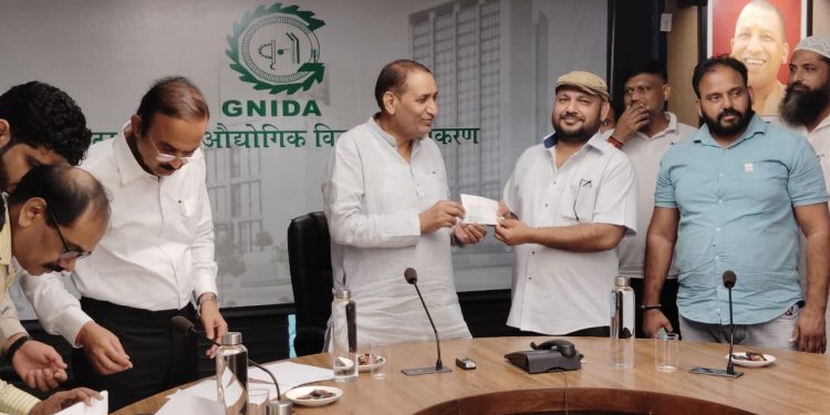 सूरजपुर के 15 किसानों को मिले आबादी भूखंड, विधायक ने सौंपे आवंटन पत्र