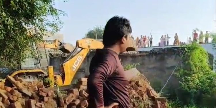 ग्रेटर नोएडा प्राधिकरण ने हाईकोर्ट के आदेश पर हटाया अतिक्रमण