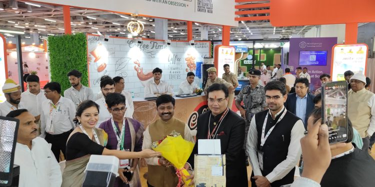 यूपीआईटीएस 2025: ग्रेटर नोएडा के स्टॉल पर युवाओं की भीड़, पीएम-सीएम भी हुए प्रभावित