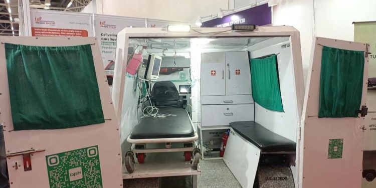 यूपी इंटरनेशनल ट्रेड शो में दिखी देश की सबसे छोटी एंबुलेंस, मेडिकल इमरजेंसी में गांवों के लिए बनेगी संजीवनी