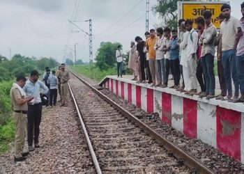 एक दूजे का हाथ पकड़कर ट्रेन के आगे कूद पड़े युवक-युवती, टुकड़ों में बिखर गए दोनों के शव