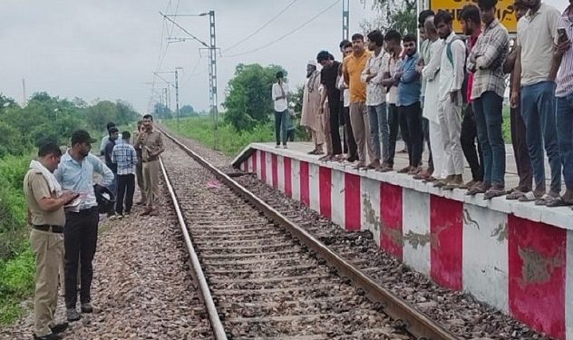 एक दूजे का हाथ पकड़कर ट्रेन के आगे कूद पड़े युवक-युवती, टुकड़ों में बिखर गए दोनों के शव