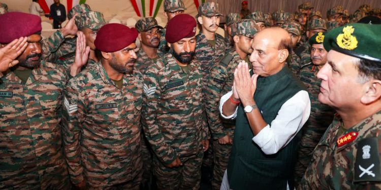 नई तकनीक को अपनाएं और हमेशा तैयार रहें, भुज में सैनिकों से बोले रक्षा मंत्री राजनाथ सिंह