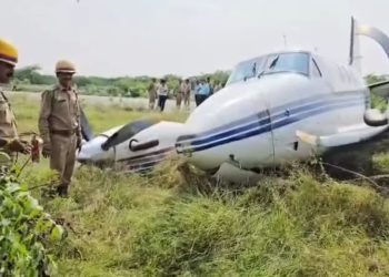 UP में विमान क्रैश: टेक ऑफ के दौरान रनवे से उतरा, झाड़ियों में जा घुसा, SBI हेड भी थे सवार