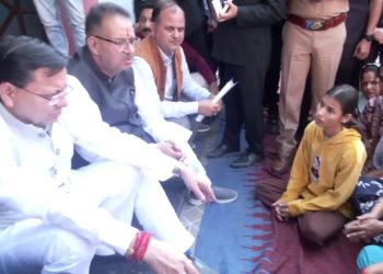 दीपावली पर आपदा प्रभावितों के बीच पहुंचे सीएम धामी, हर संभव मदद का दिया आश्वासन