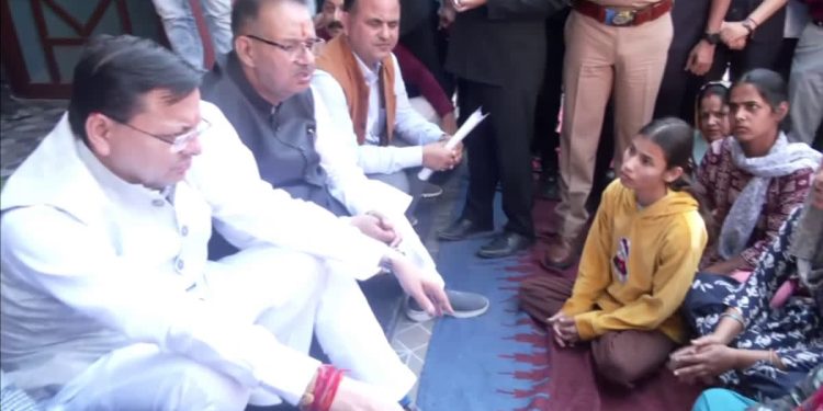 दीपावली पर आपदा प्रभावितों के बीच पहुंचे सीएम धामी, हर संभव मदद का दिया आश्वासन