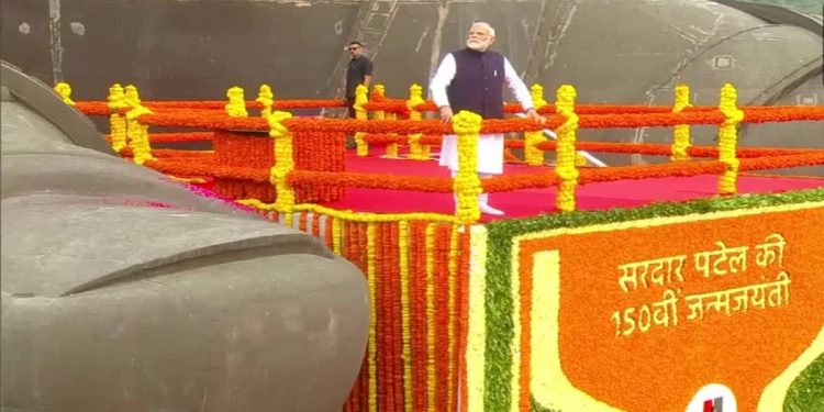 पटेल की 150वीं जयंती पर केवड़िया में 26 जनवरी की तरह परेड, पीएम मोदी ने लौह पुरुष को दी श्रद्धांजलि