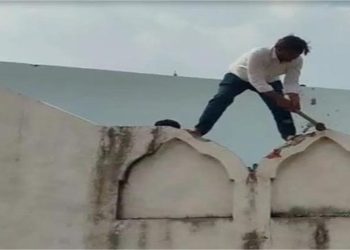 संभल में खुद मस्जिद गिरा रहे मुस्लिम, तालाब पर कब्जा कर बनाई गई थी; प्रशासन ने दिया था 20 दिन का अल्टीमेटम