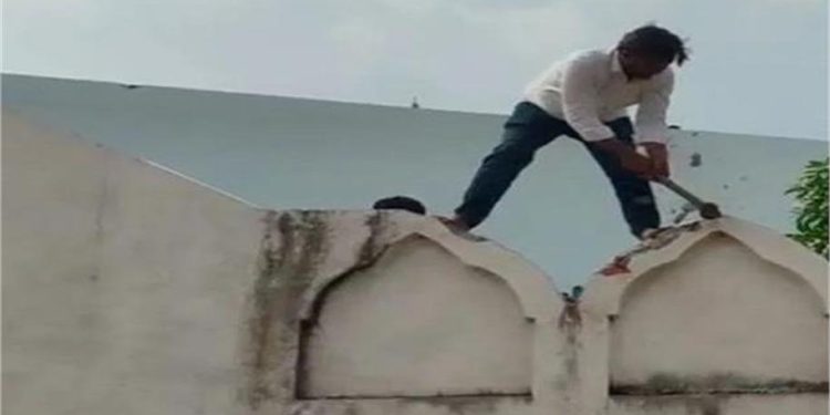 संभल में खुद मस्जिद गिरा रहे मुस्लिम, तालाब पर कब्जा कर बनाई गई थी; प्रशासन ने दिया था 20 दिन का अल्टीमेटम