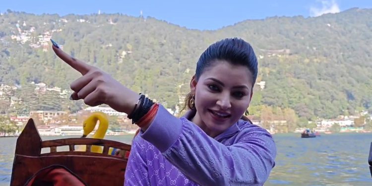 नैनीताल की खूबसूरत वादियों में उर्वशी रौतेला, मोमो का चखा स्वाद, बोटिंग का उठाया लुत्फ
