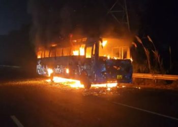 बुलंदशहर में हाथरस जा रही एक बस में लगी भीषण आग, कड़ी मशक्कत के बाद दमकल की टीम ने पाया काबू