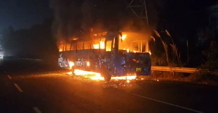 बुलंदशहर में हाथरस जा रही एक बस में लगी भीषण आग, कड़ी मशक्कत के बाद दमकल की टीम ने पाया काबू