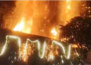 गाजियाबाद: इंदिरापुरम में 5 मंजिला इमारत में लगी भीषण आग, 19 परिवारों का किया गया रेस्क्यू